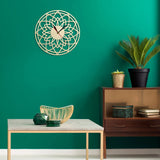 horloge murale en bois en forme de lotus dans le salon