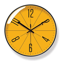 une horloge murale cuisine design de couleur jaune avec des aiguilles et des heures noirs.