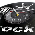 candran de l' horloge murale rock en vinyle noir qui montre une guitare, un main avec le signe de la corne et l'heure au centre.