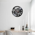 une horloge murale vélo en vinyle noir sur le mur du salon