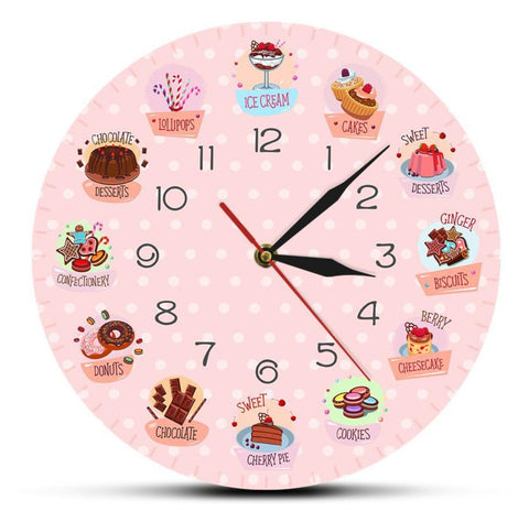 une horloge cuisine murale gâteau rose avec des patisseries comme illustration sur le cadran