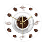 une horloge murale de cuisine avec tasse de café