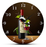 horloge murale  pour la cuisine avec verre de vin et bouteille de vin rouge